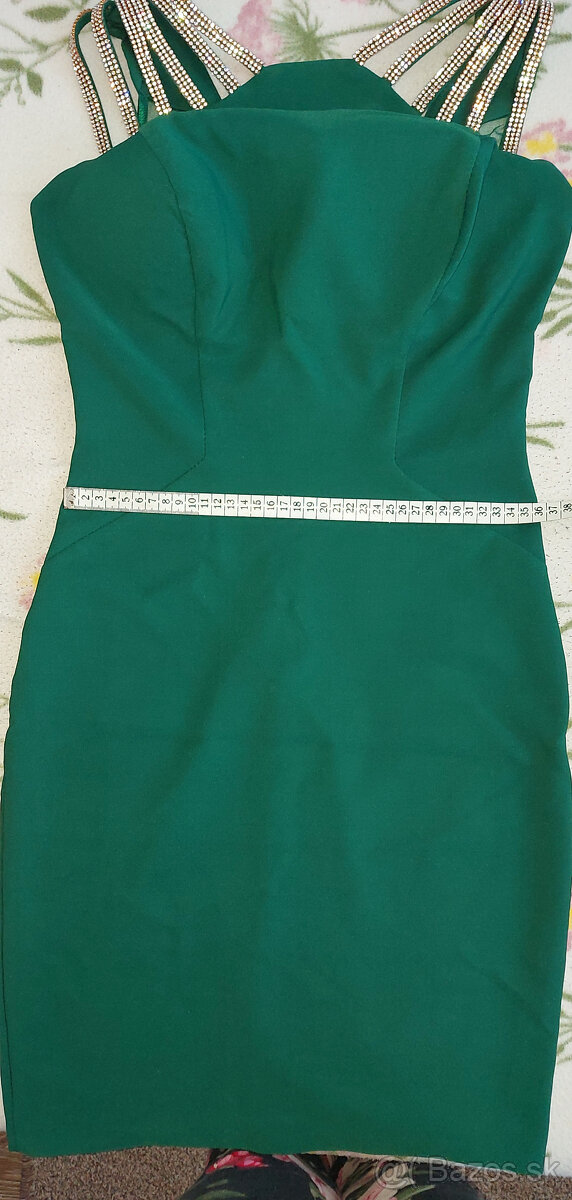 Smaragdovo zelené spoločenské šaty