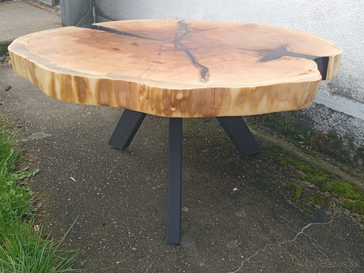 Stôl z topoľového dreva