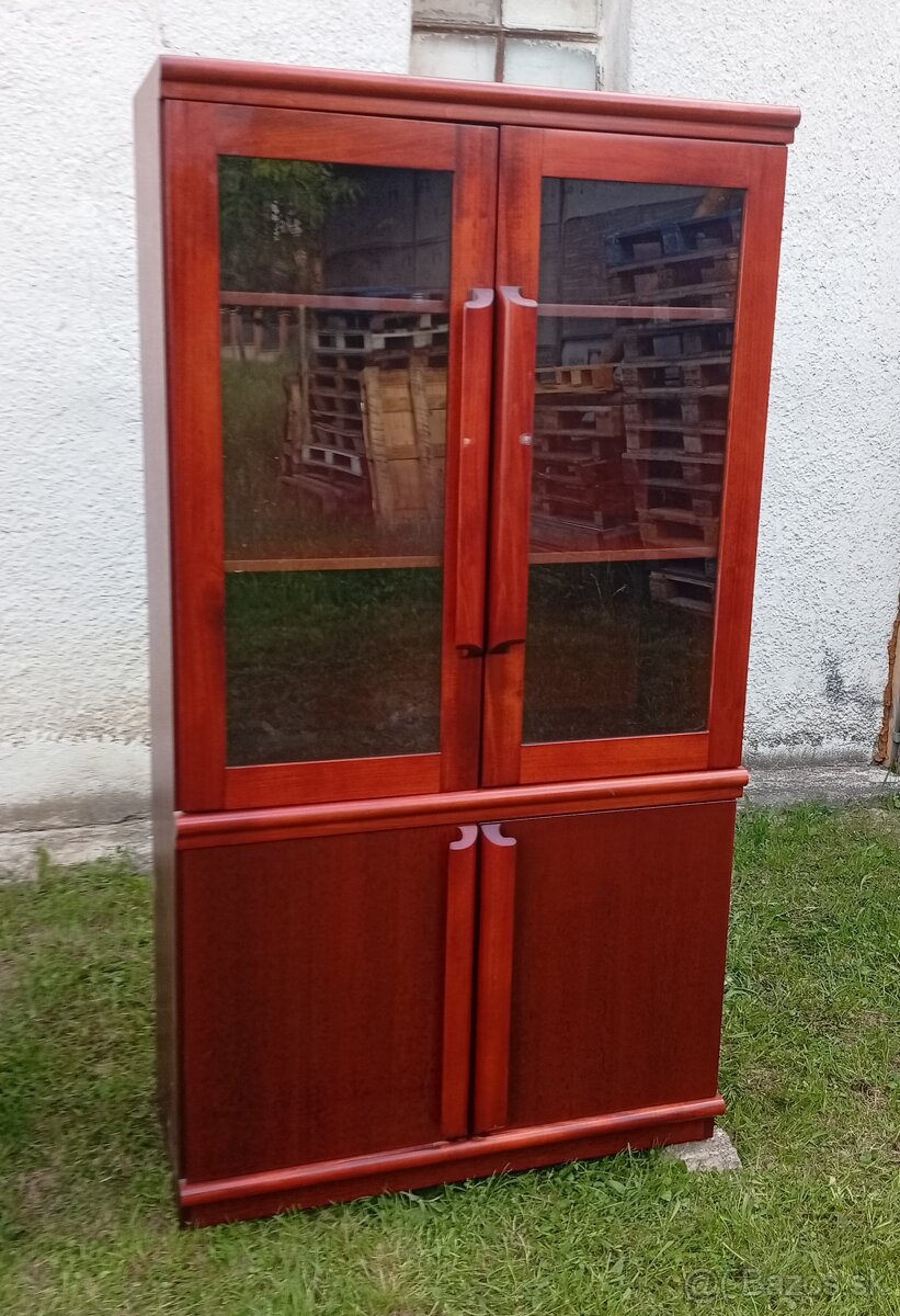 Starožitna vitrína