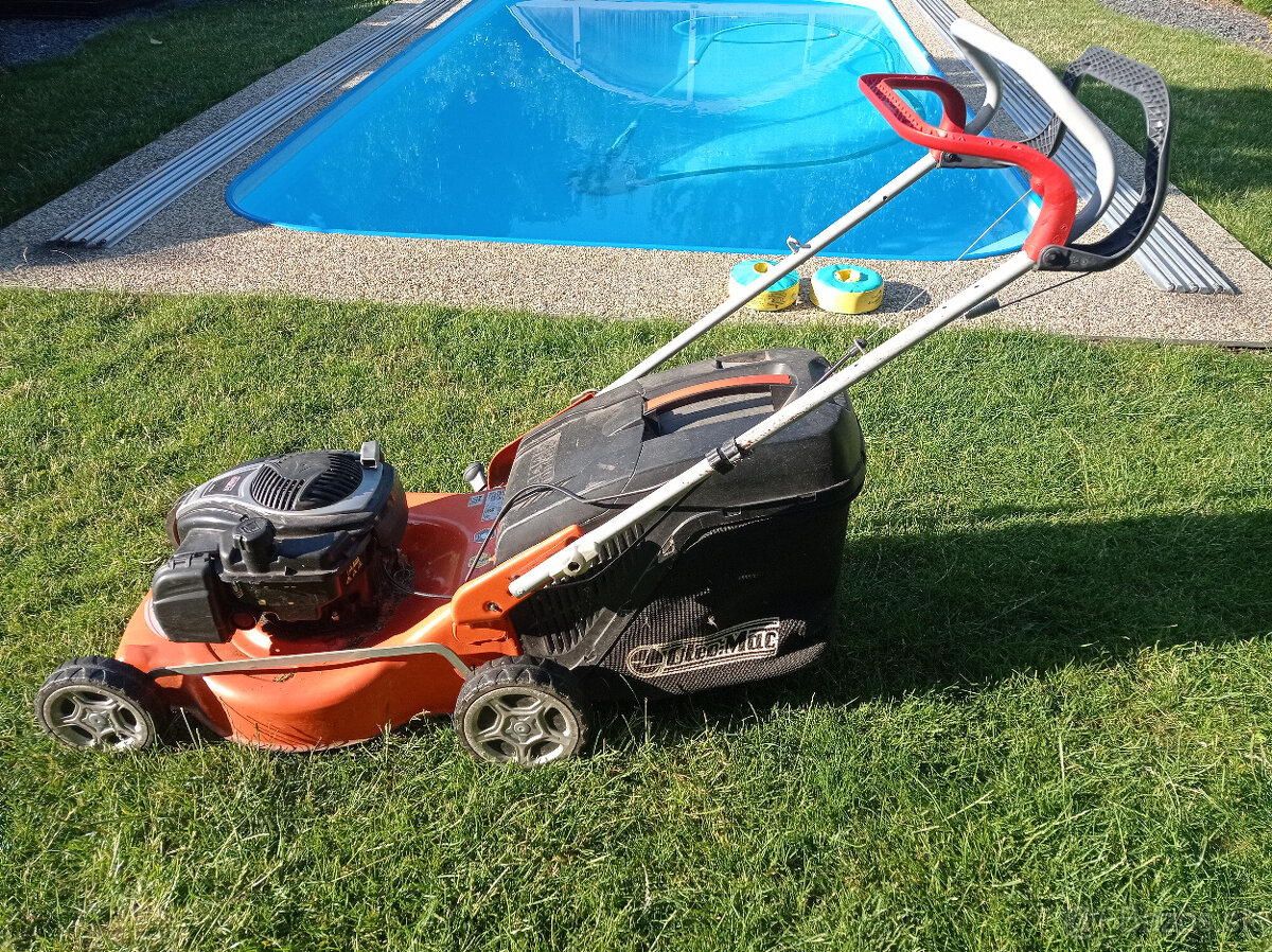 predam benzinovu kosacku oleo mac g48 tbq comfort plus