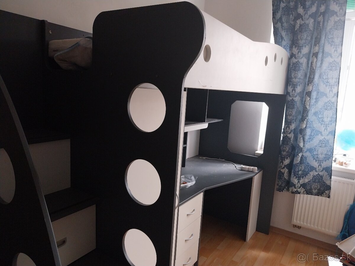 Postel zo stolom