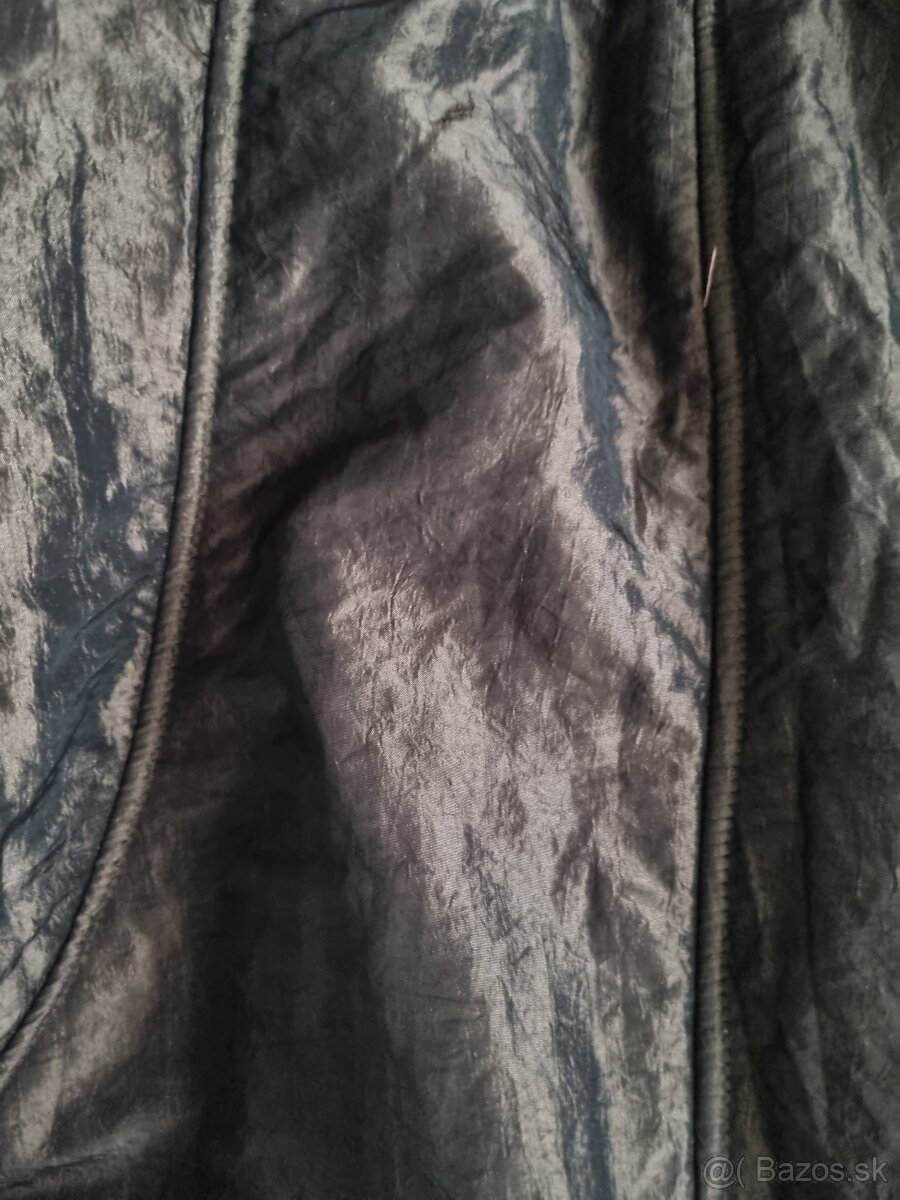 Stredné dlhá,tepla ,kvalitná vetrovka+ lahucky kabatik