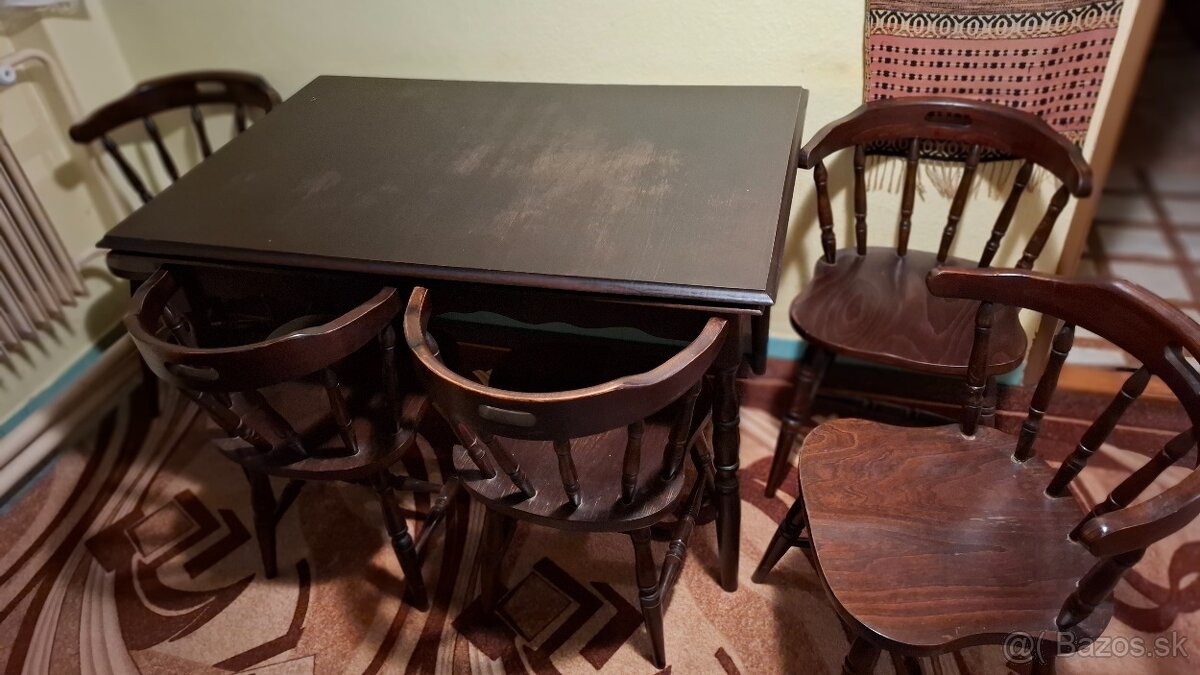 Jedálenský stôl a stoličky z masívu