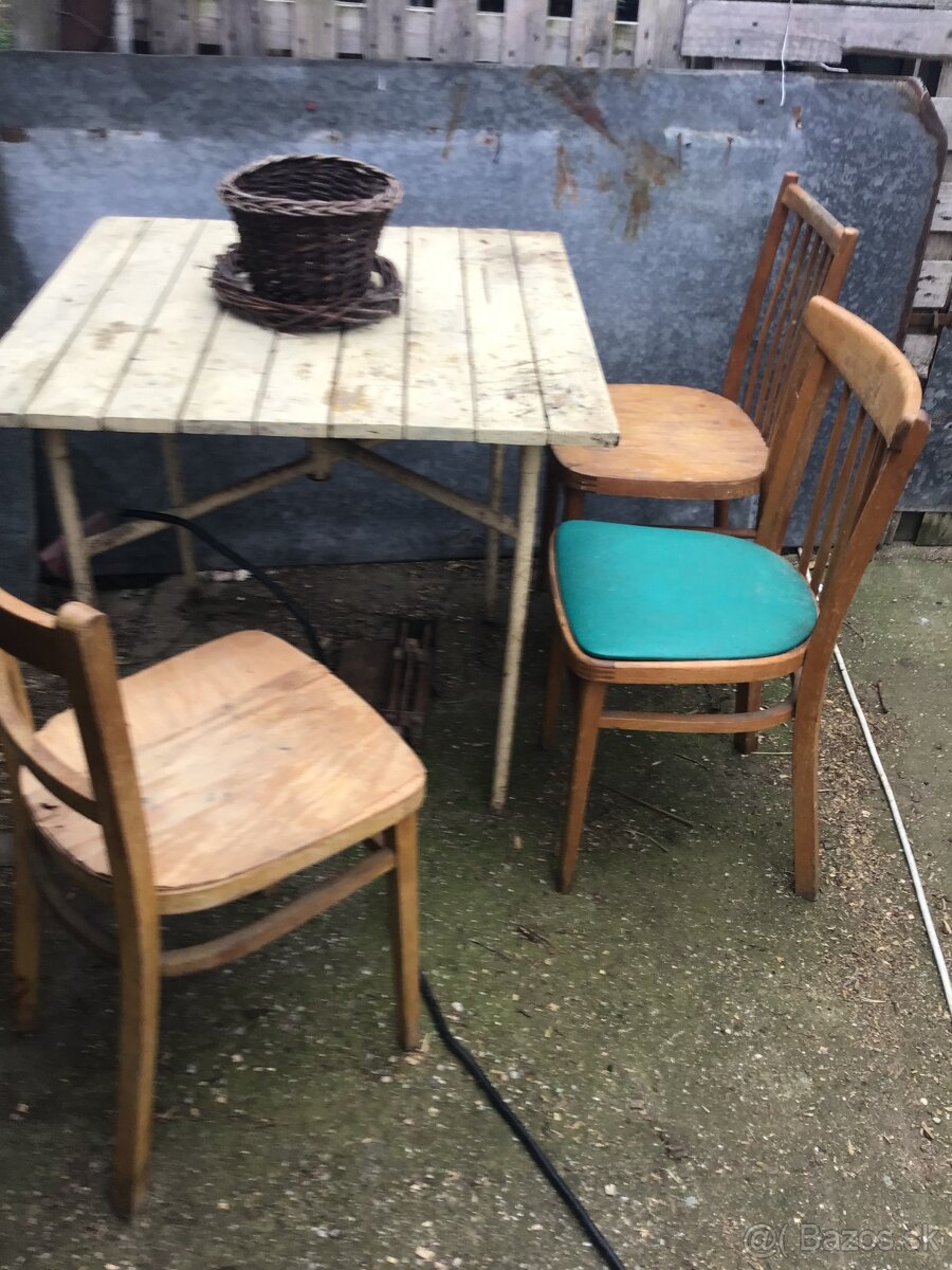 STARé STOLIčKY A STARý STôL