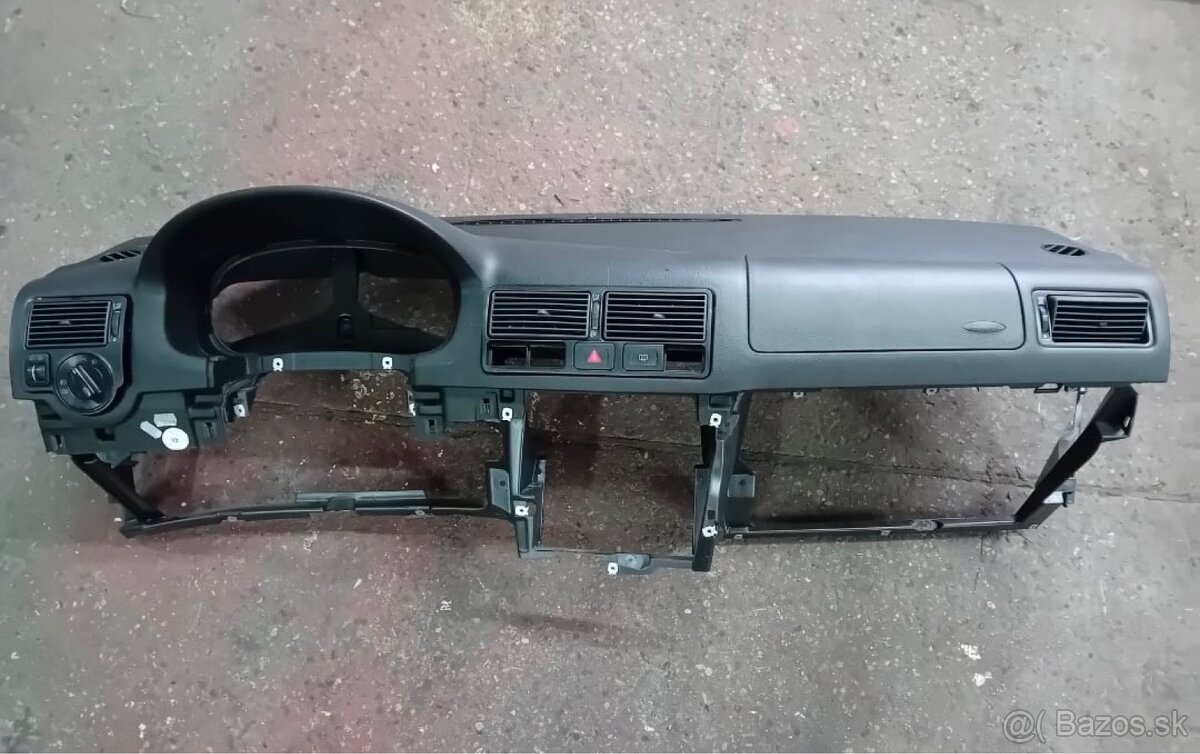 Palubná doska Golf 4 / Bora