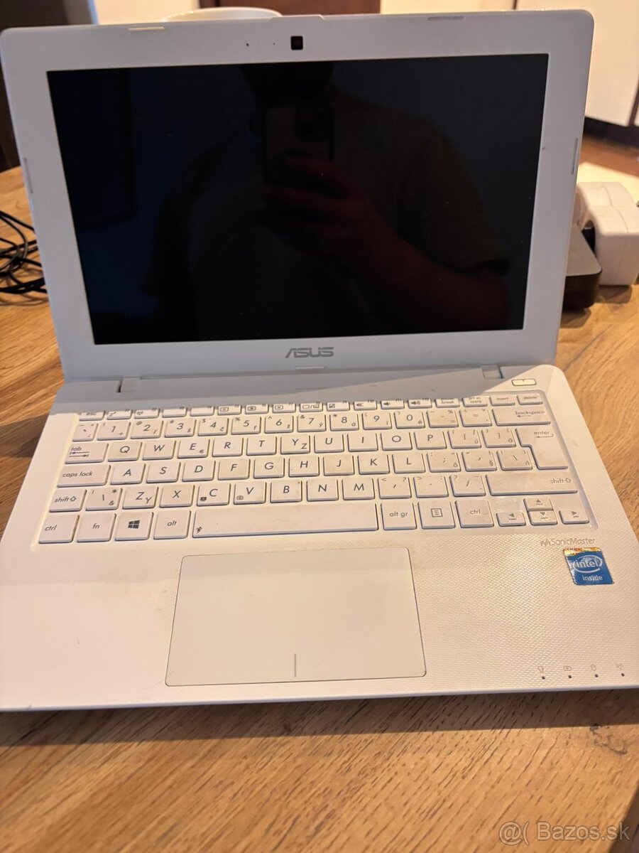 nefunkčný ASUS X200CA