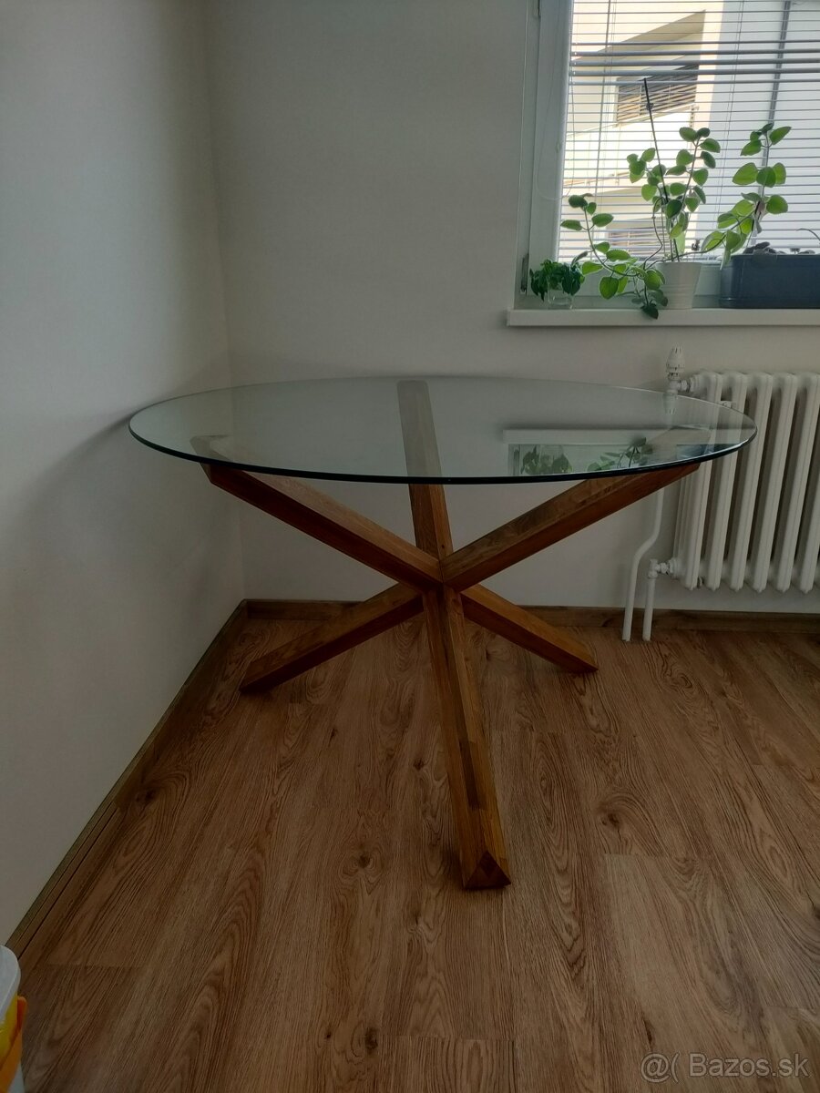 Jedálenský stôl
