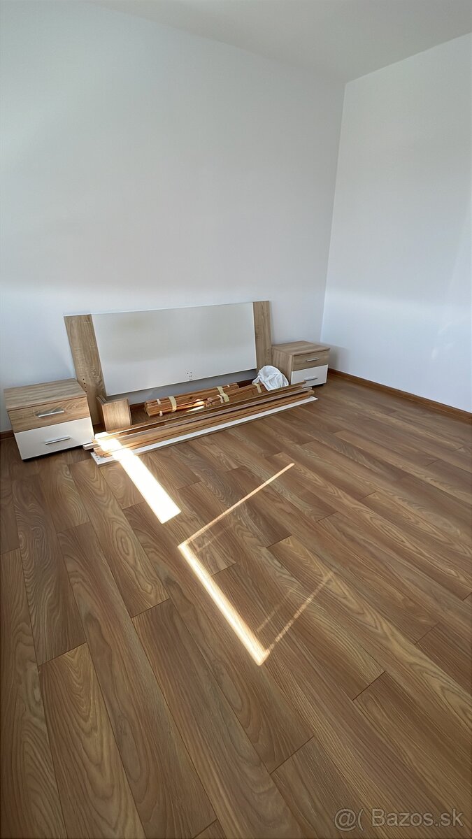 Rám postele 160x200 + drevený rost + nočné stolíky