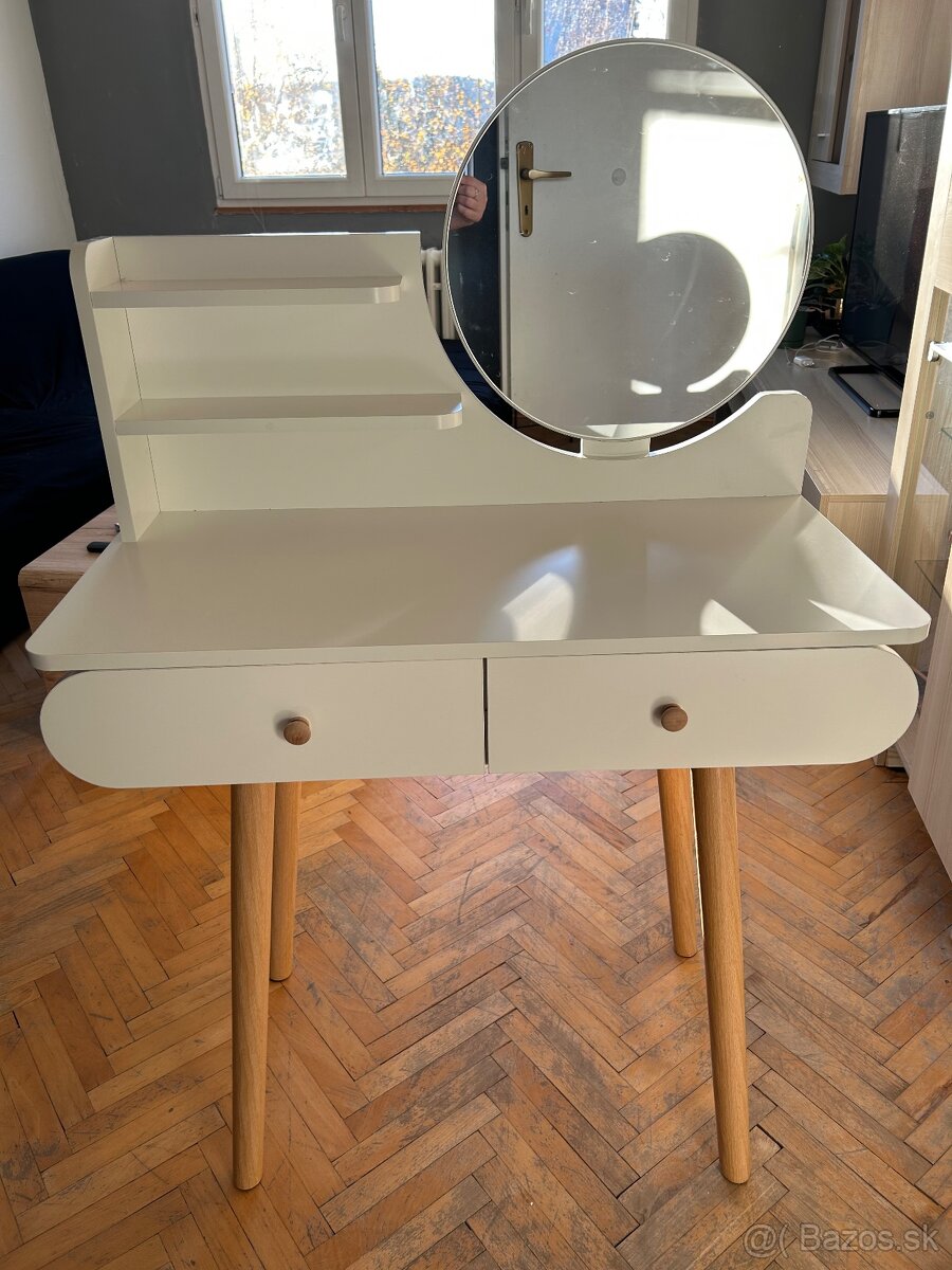 Toaletný kozmetický stolík