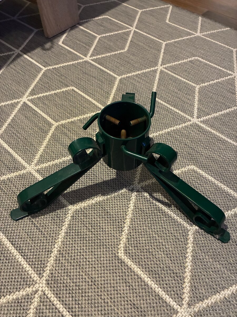 Kovový stojan na stromček