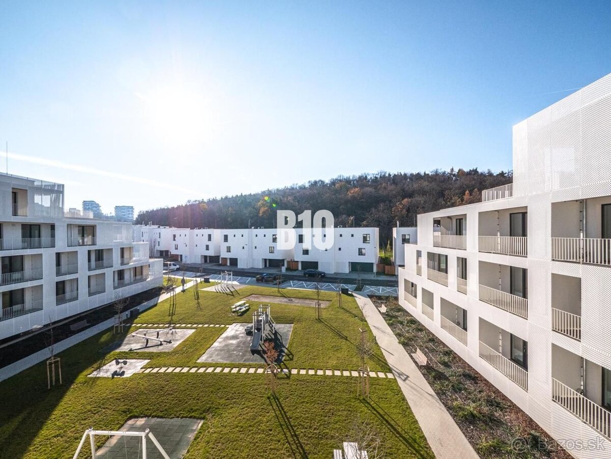 PRESVETLENÝ 2 IZBOVÝ BYT V NOVOSTAVBE S GARÁŽOVÝM PARKINGOM