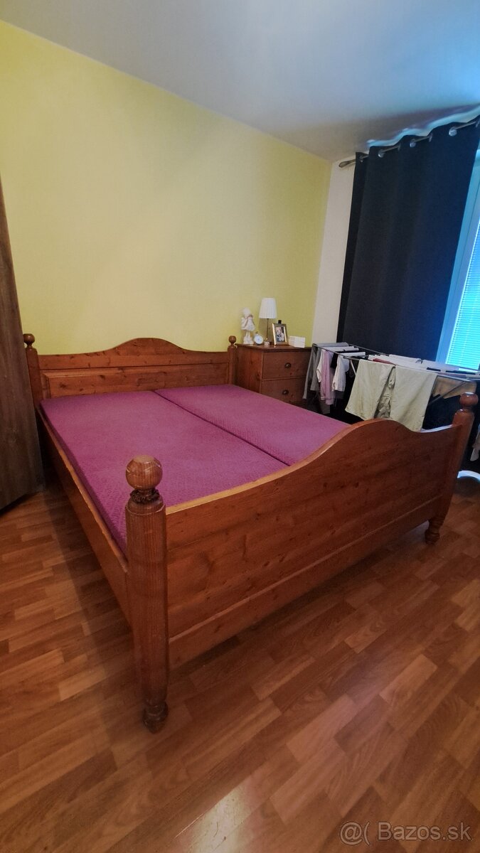 Masívna dvojlôžková postel.