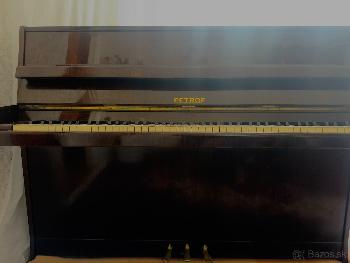 Piano Petrof