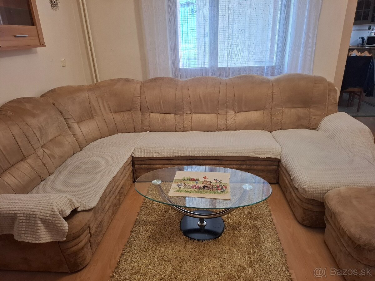 Hnedý gauč