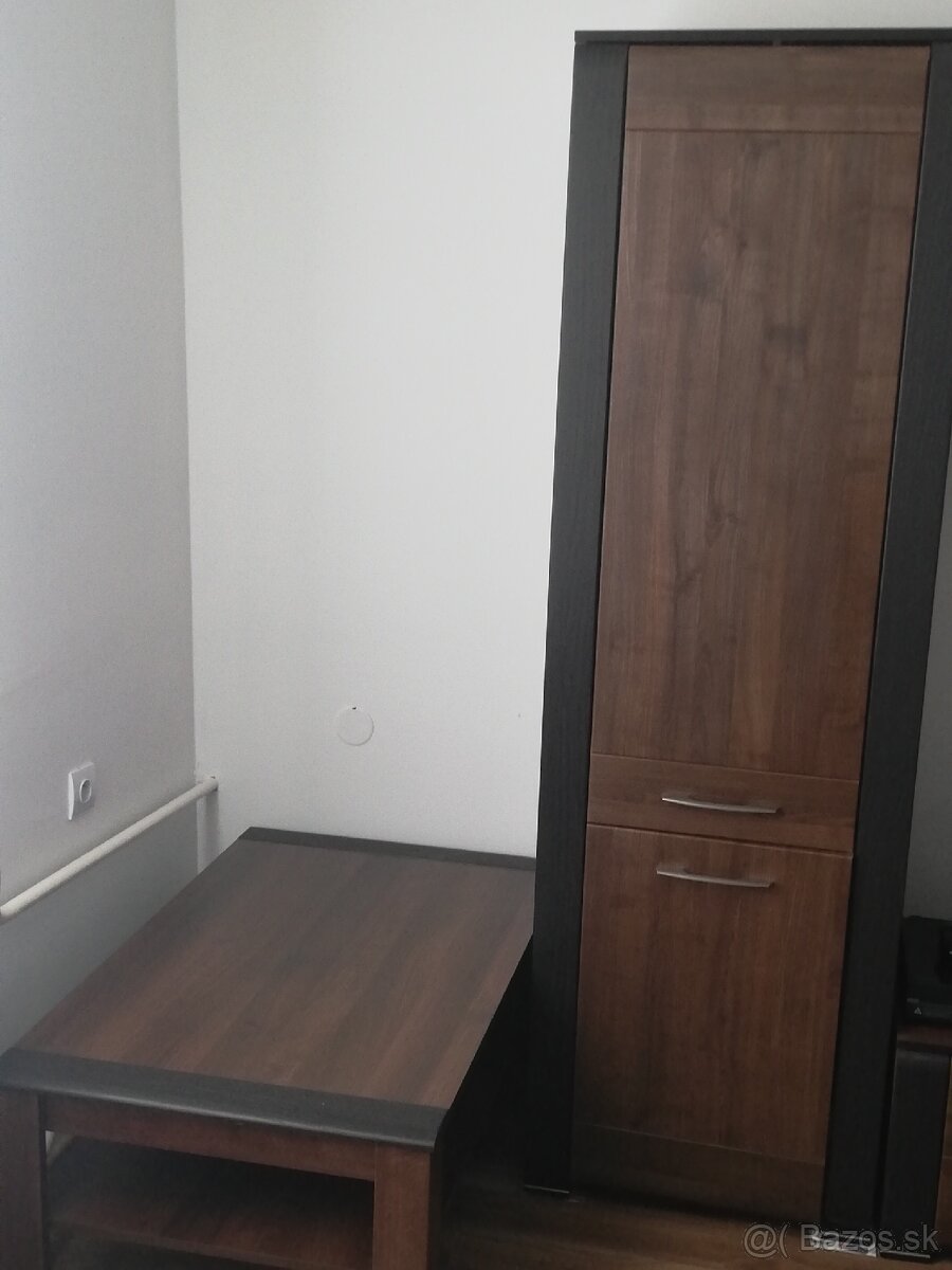 Obývacia stena s konferenčnym stolíkom.