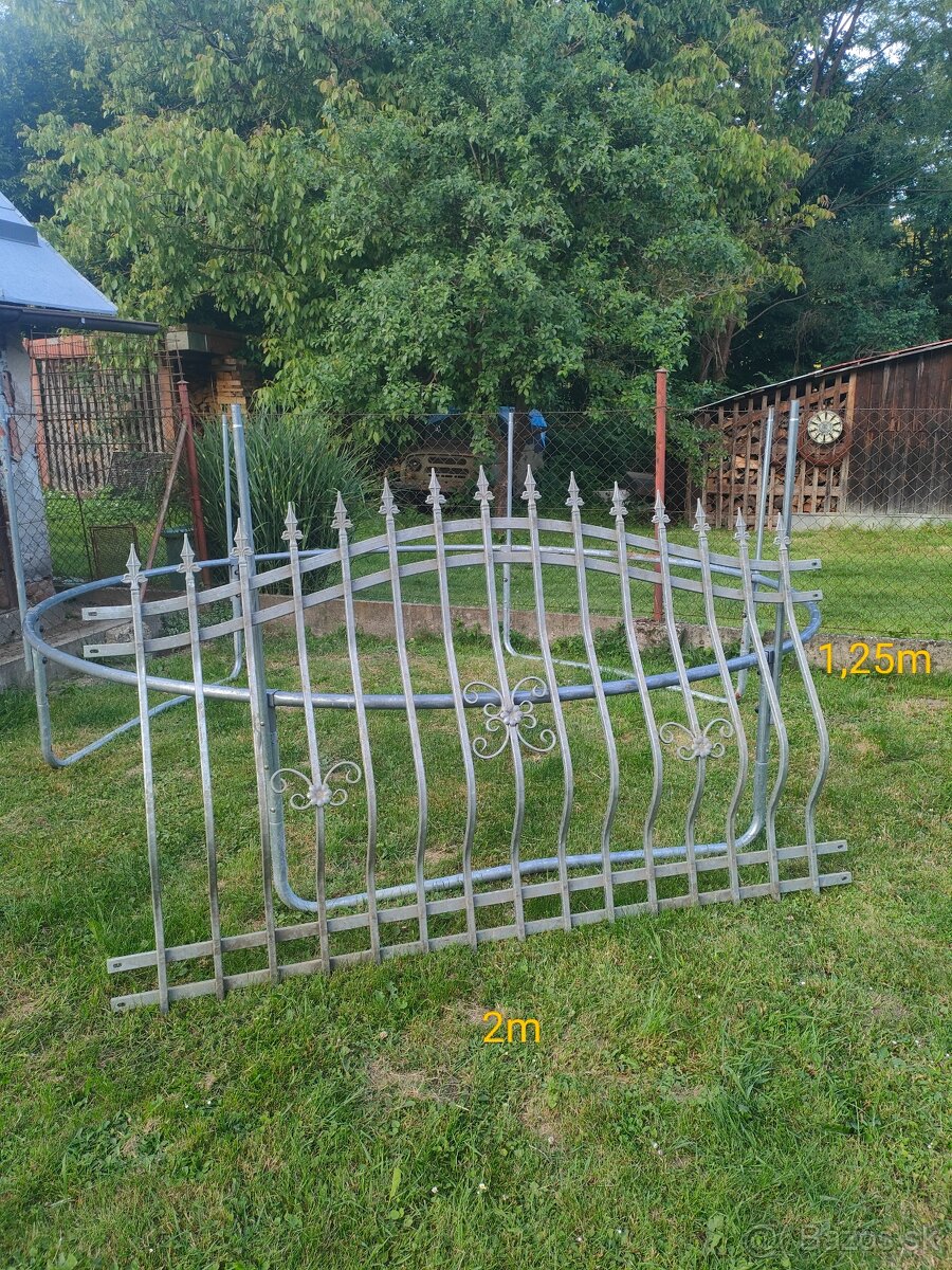 Kovový plot