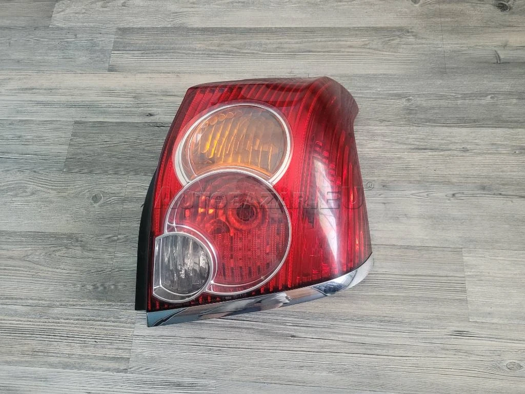 TOYOTA AVENSIS PRAVE SVETLO