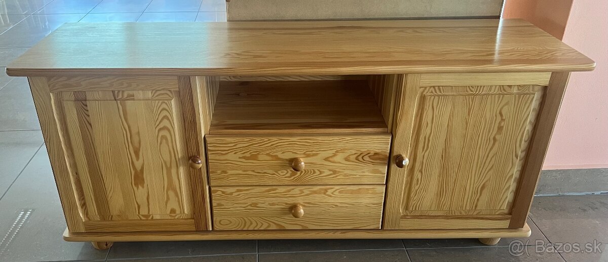 Stolík pod TV