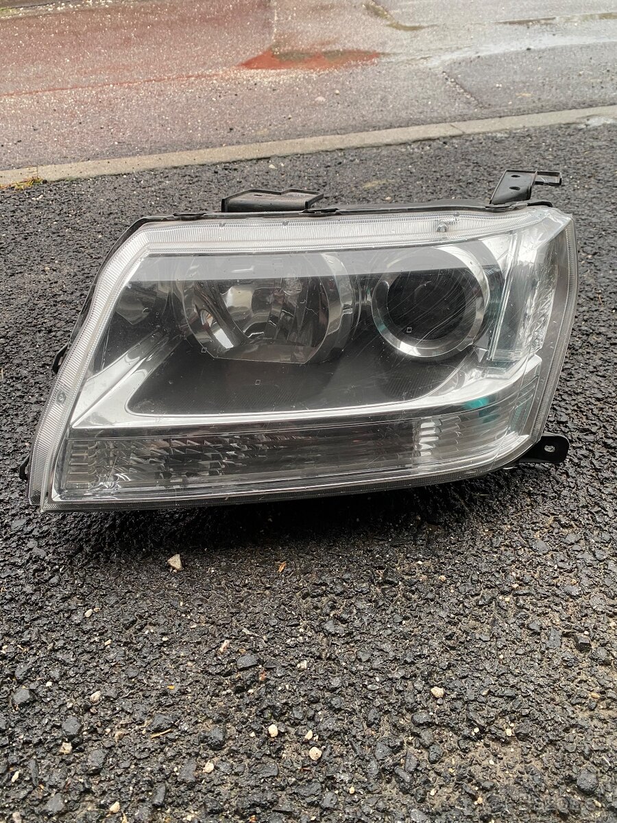 Predám na suzuki vitara predné ľavé svetlo.