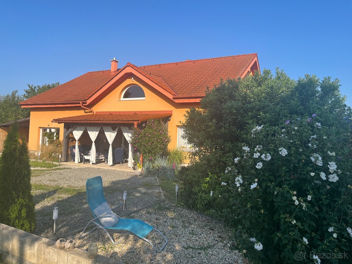 Predáme veľký dvojpodlažný dom s veľkým pozemkom