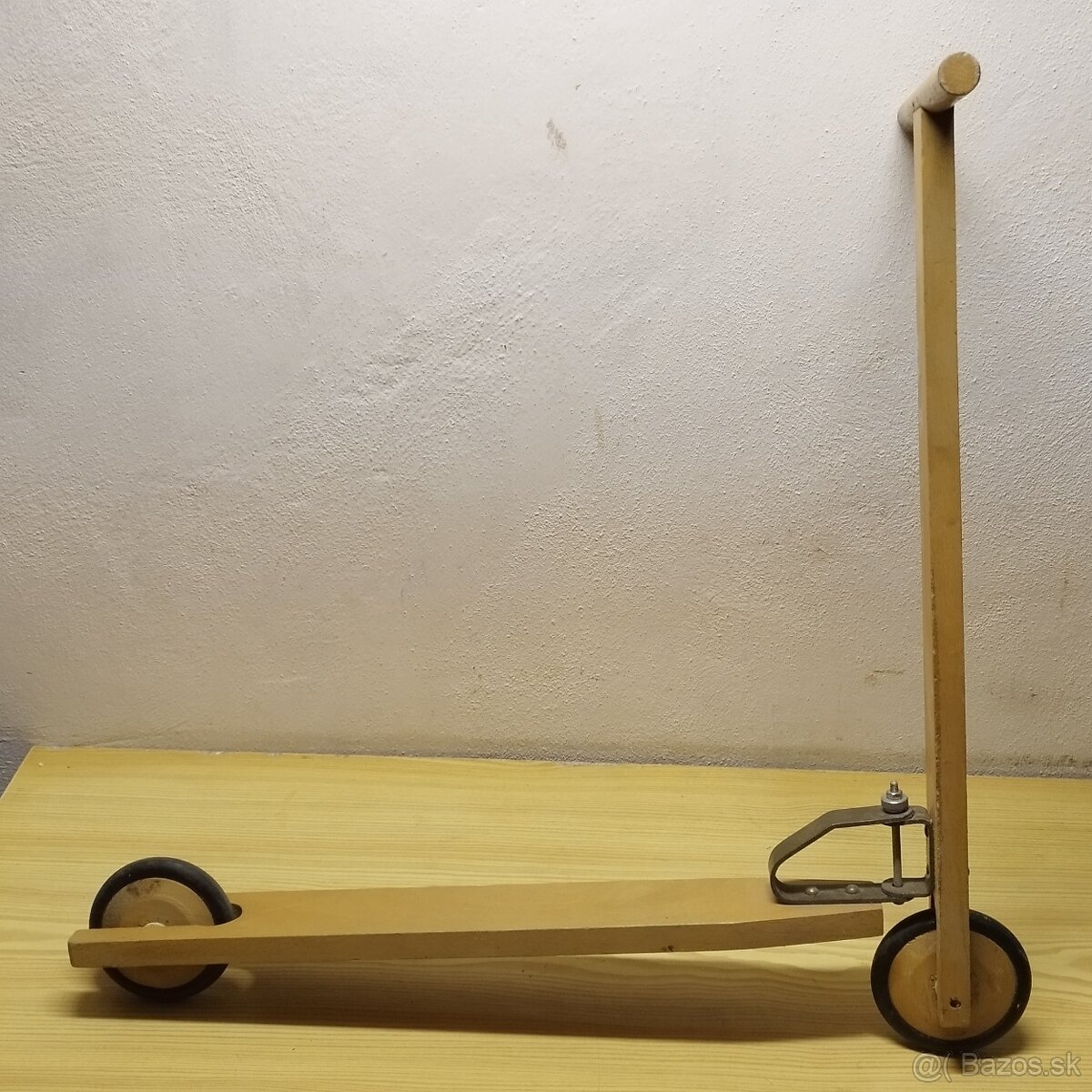 Drevená retro kolobežka