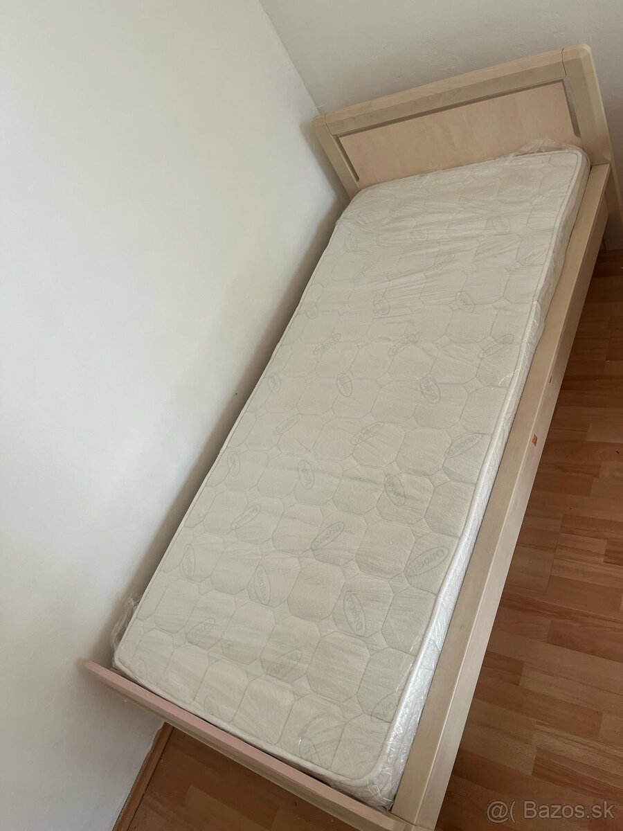 Jednolôžková posteľ s matracom a roštom
