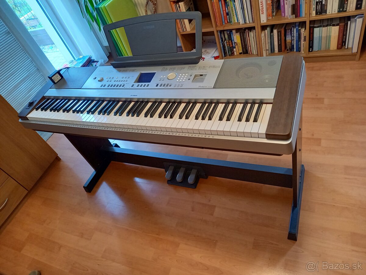 Digitálny klavír Yamaha DGX 640 s pedálovým panelom