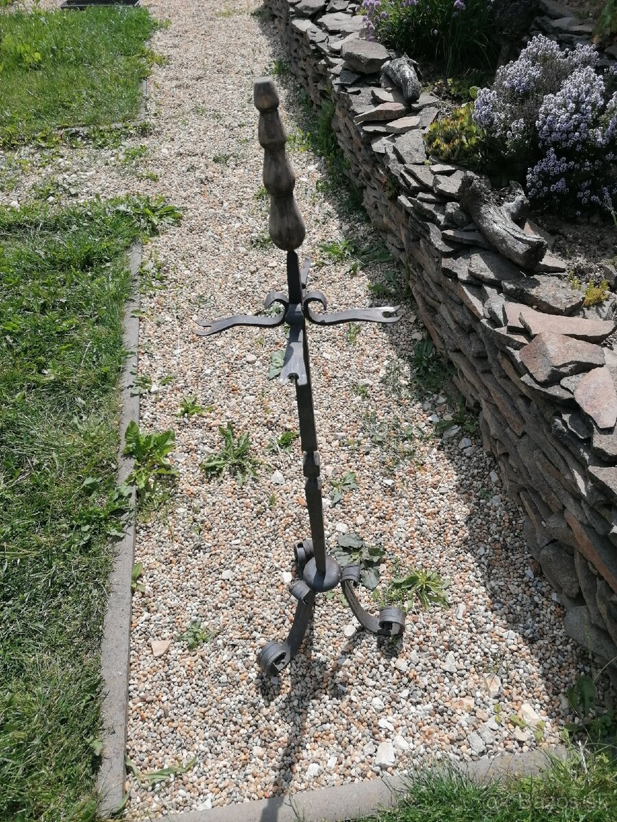 Stojan na krbové náradie