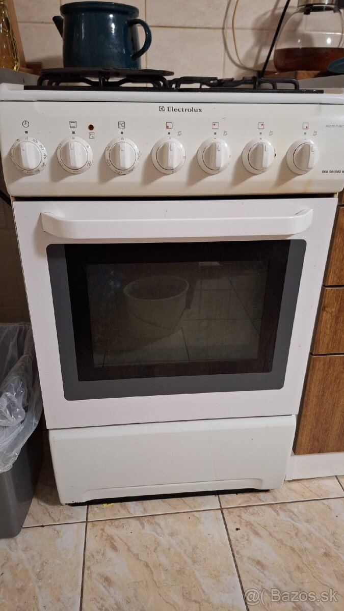 Plynovy sporak a elektrickou rurou