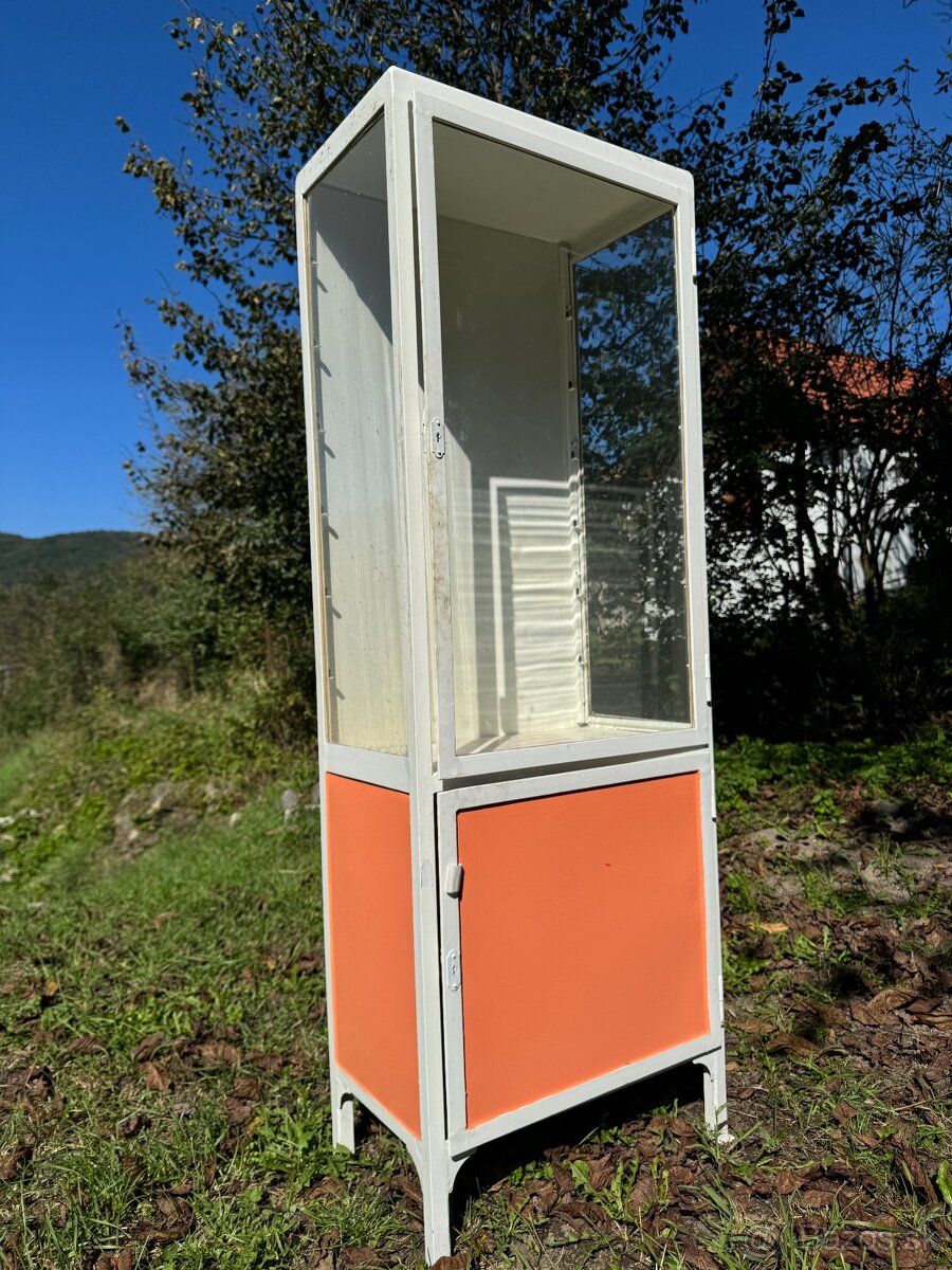 Retro kovové vitríny, skrine