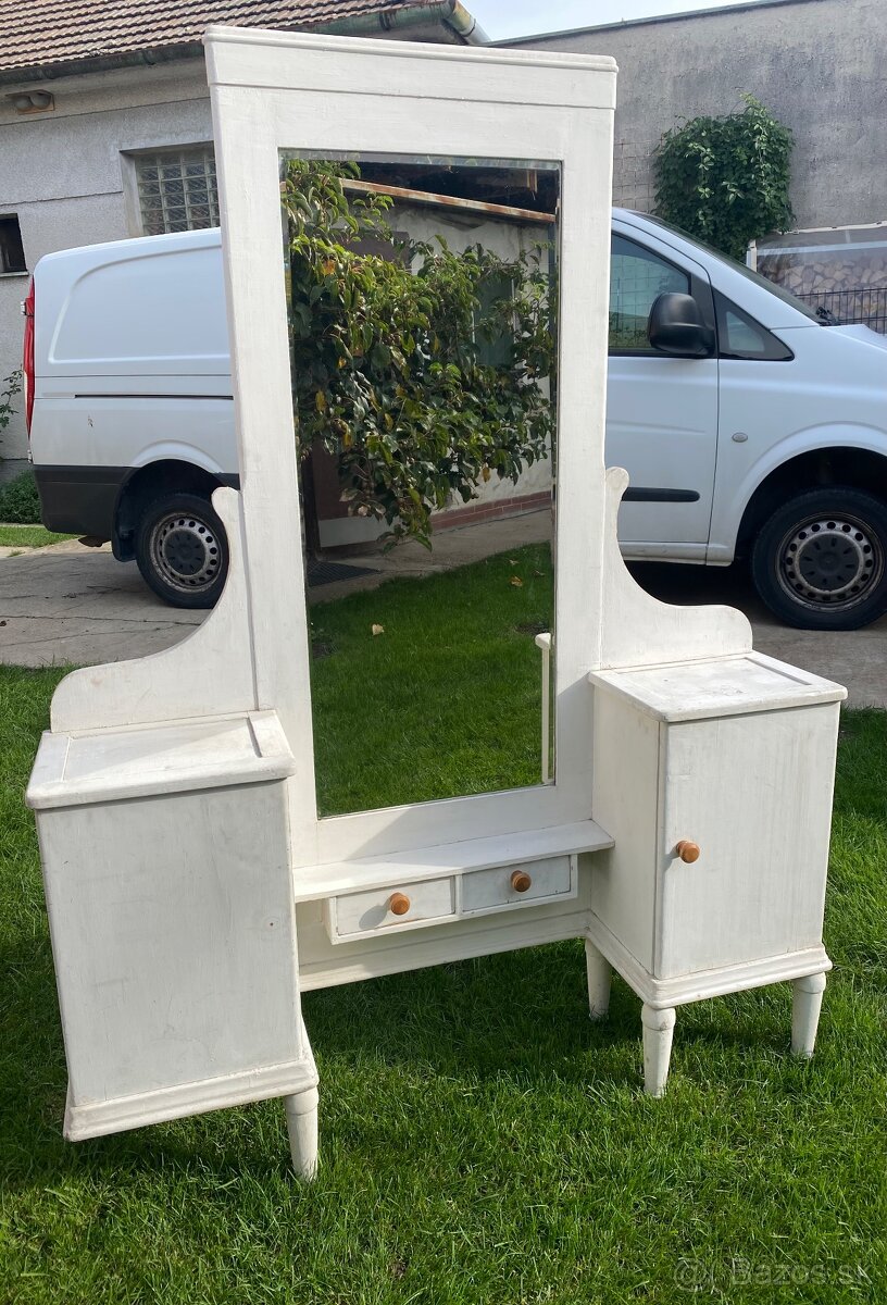 Retro toaletná skrinka so zrkadlom na chalupu,