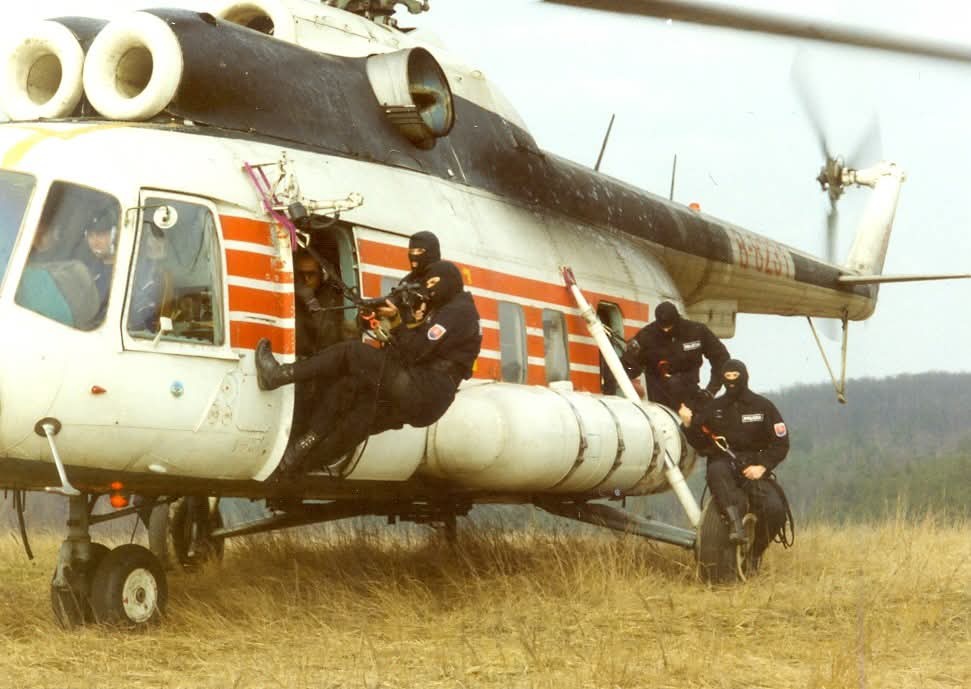 Hľadáme čiernu policajnú kombinézu