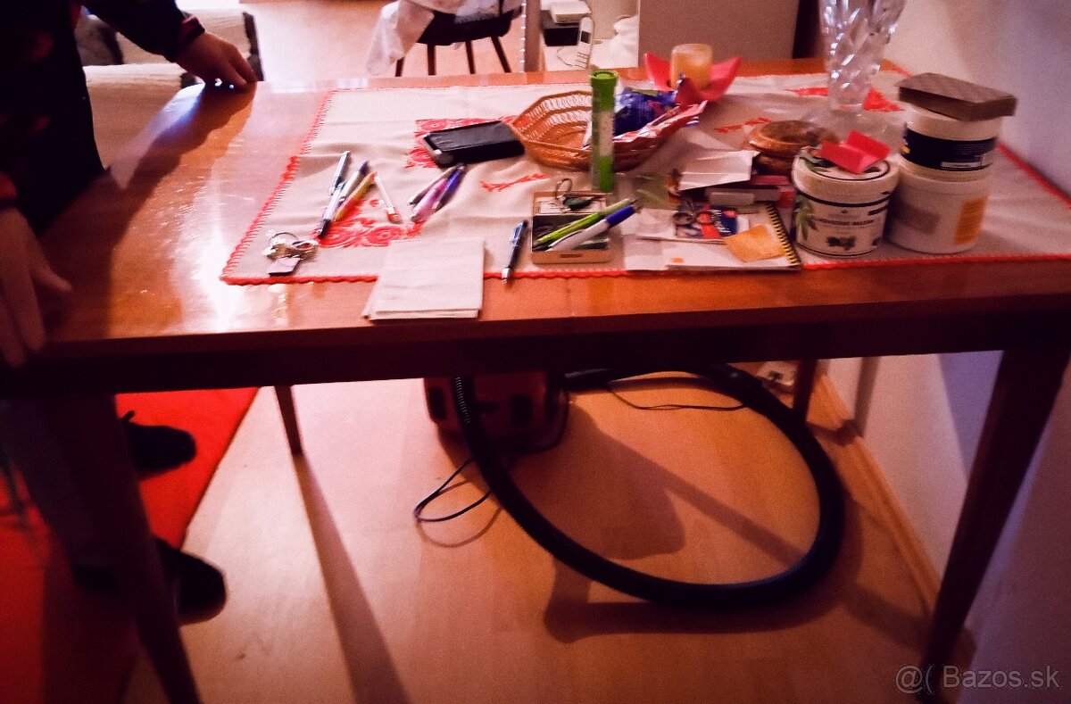 Jedálenský rozkladací stôl