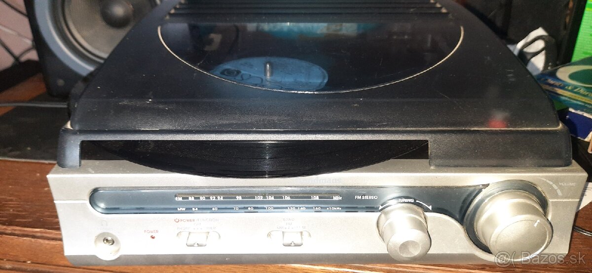 gramofón, stereo so vstavanými reproduktormi a rádiom