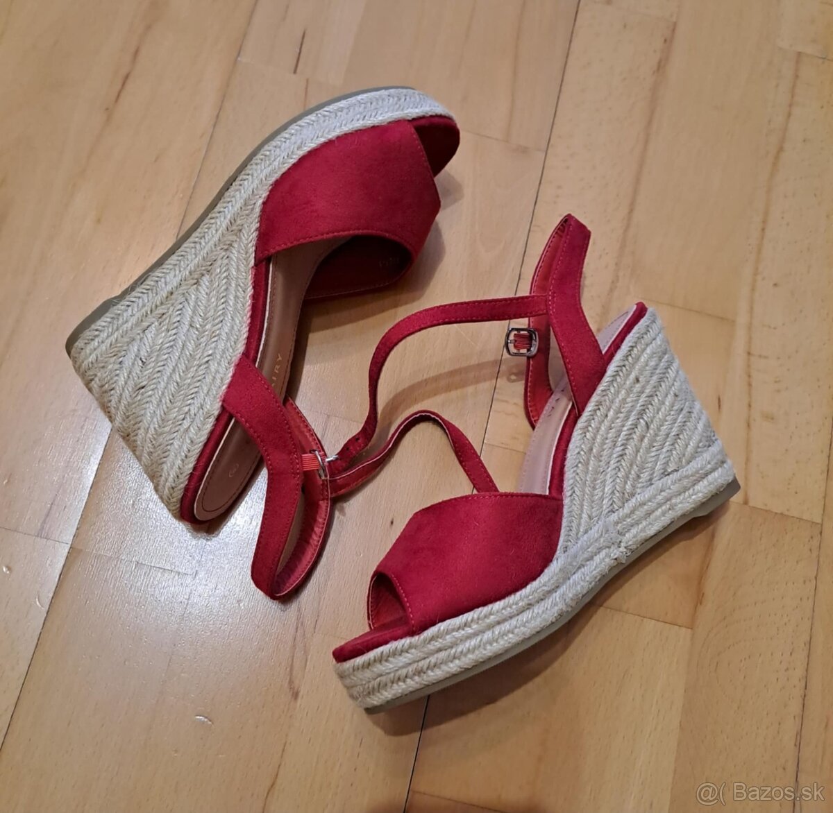 červene sandale na platforme