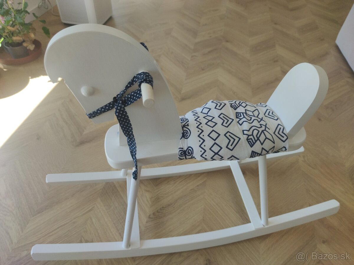 Dreveny hojdaci konik