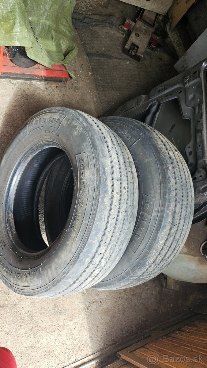 predam 2 ks vodiace pneu 265/70R19,5 Matador