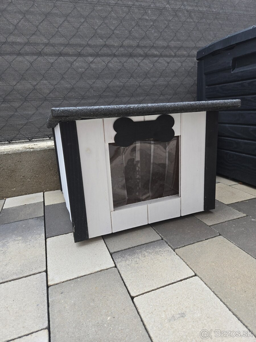 Chladiaca izolovaná búda pre psov s plochou strechou M