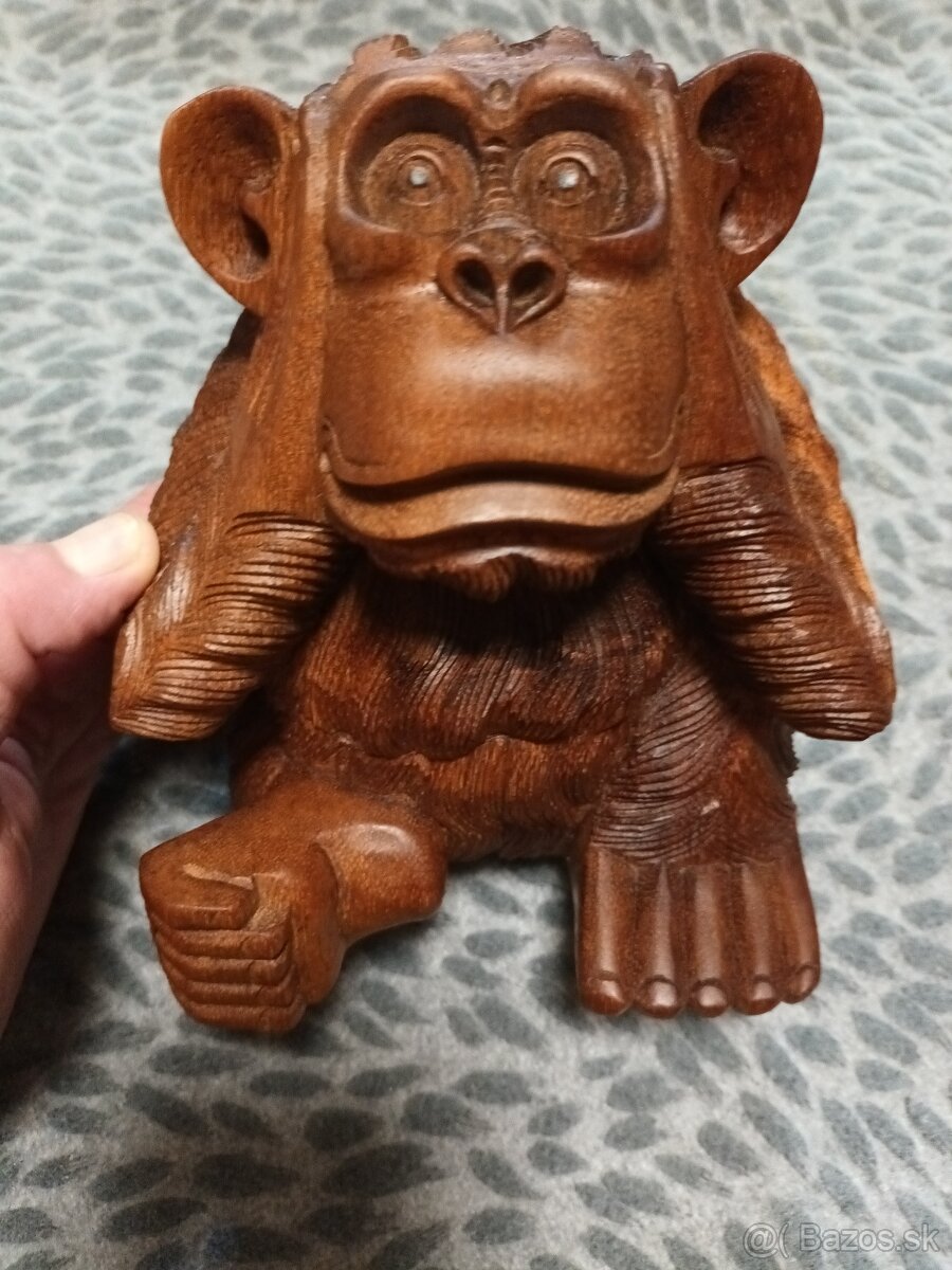 Drevená,ručne vyrezávaná soška OPICE z exotického dreva Suar