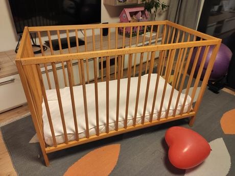 Drevená postieľka aj s matracom a chráničom