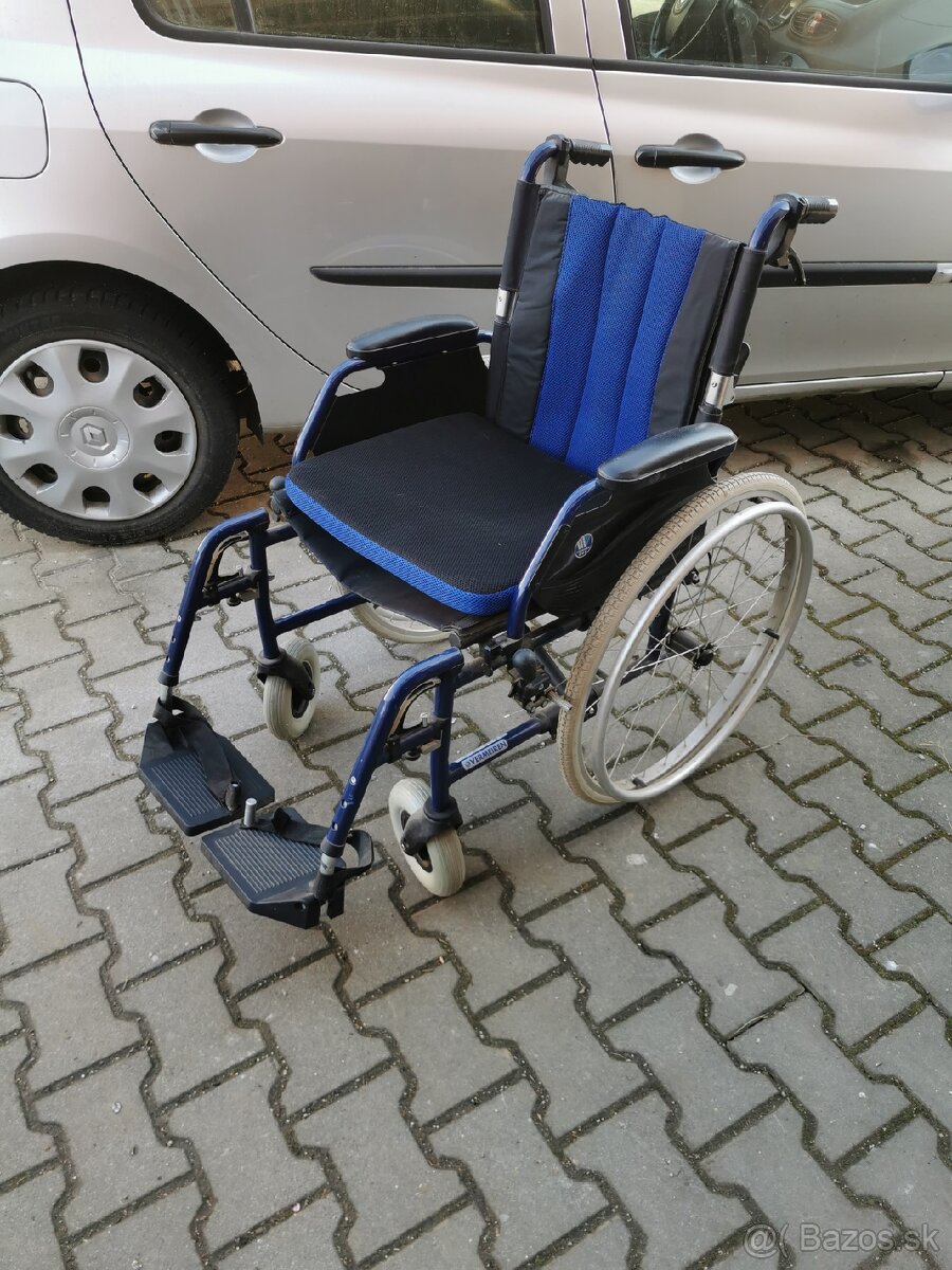 Nový skladací invalidný vozík