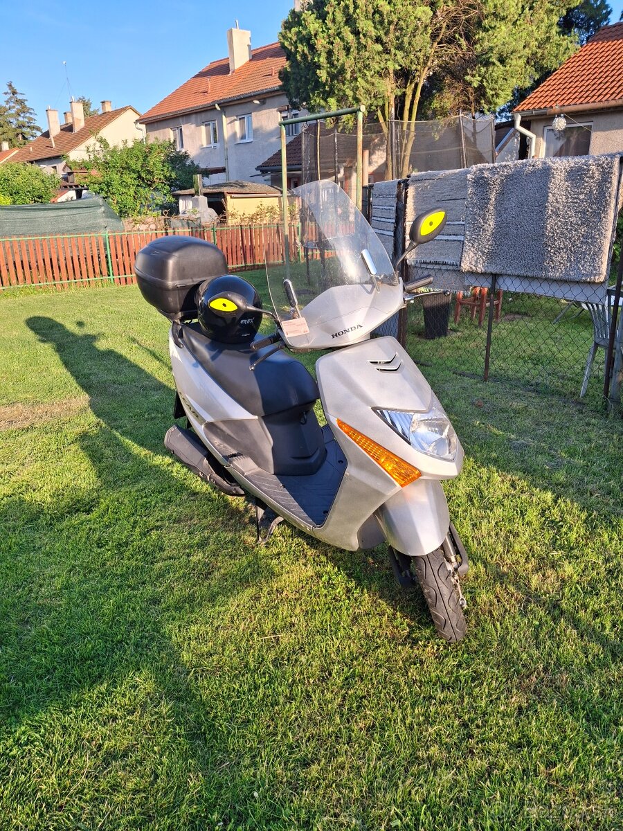 Honda SCV 100 LEAD