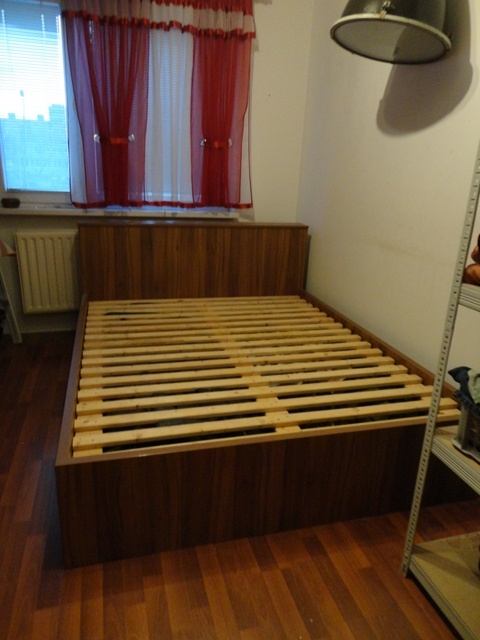 Spálňa drevená - posteľ, komoda, stolík