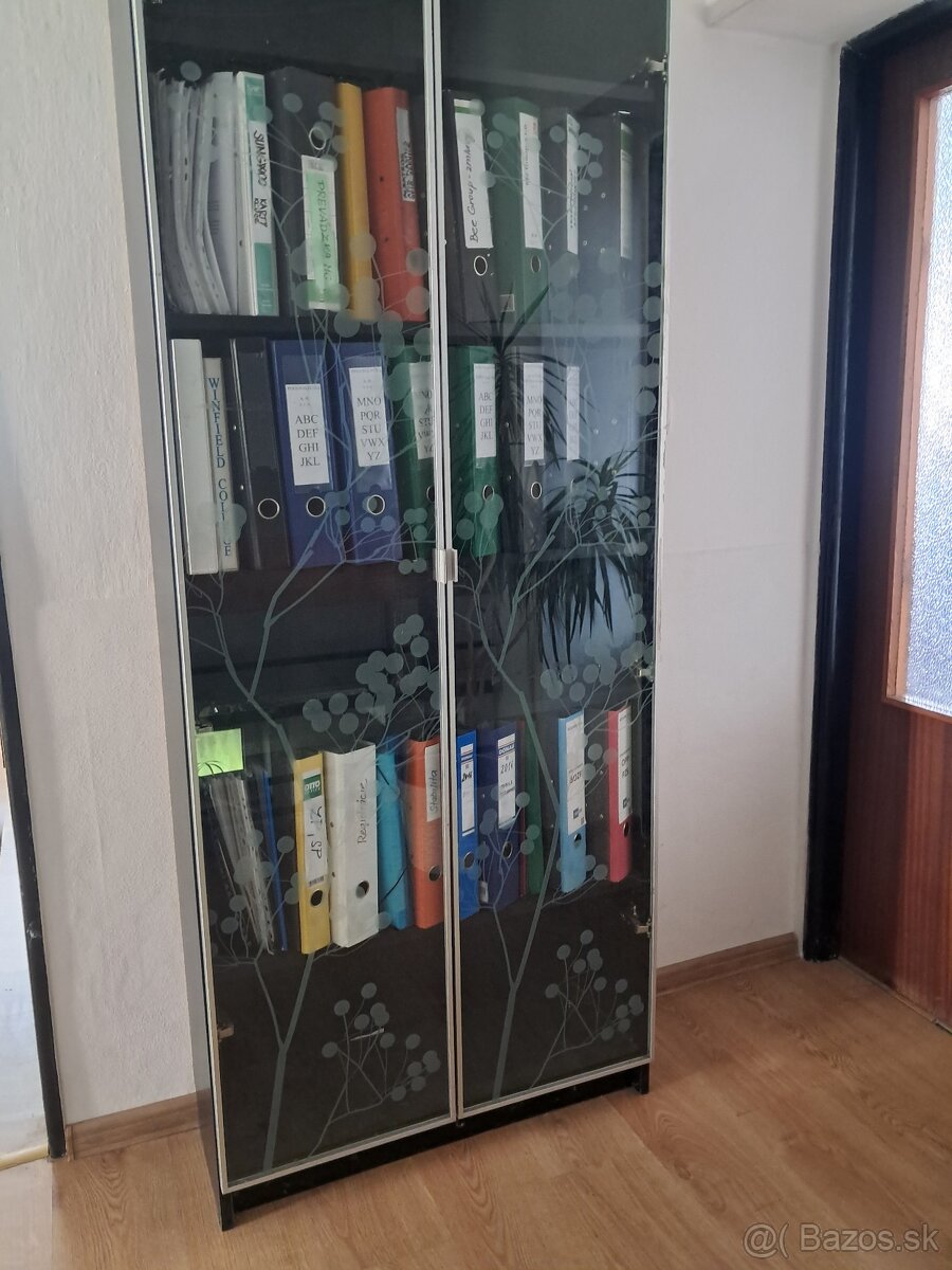 predám presklenú vitrínu