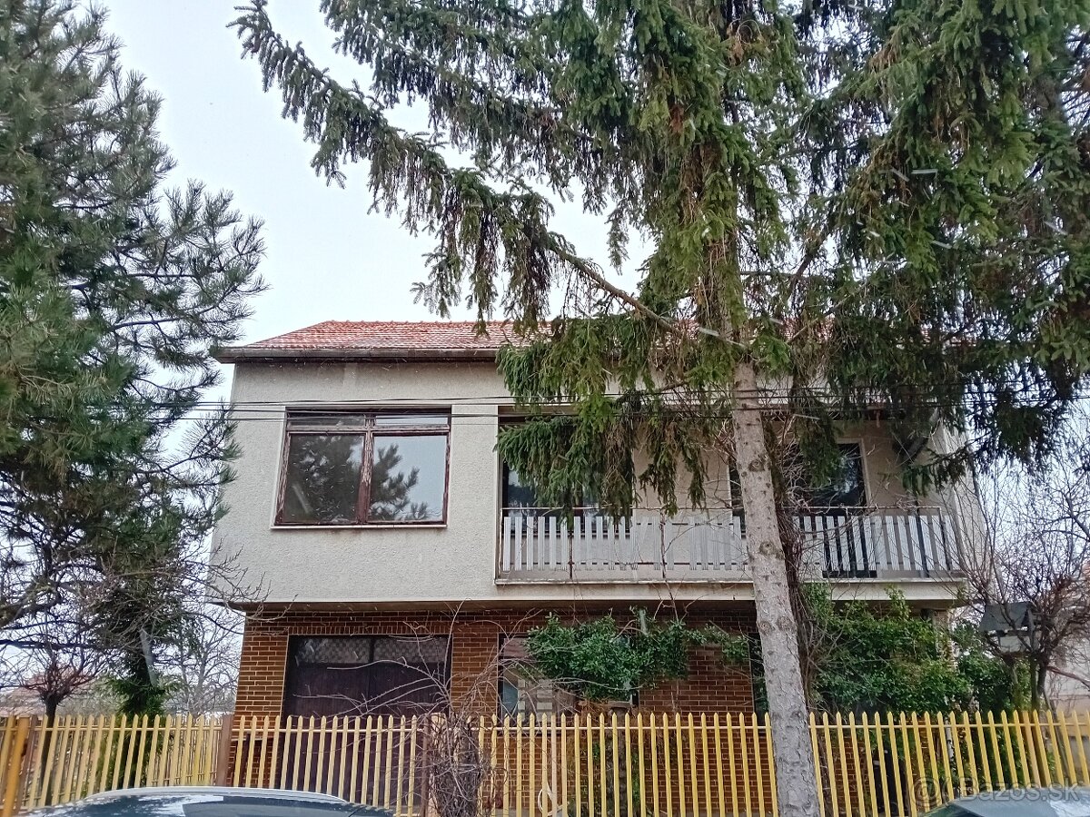 Predam  5-izbový rodinný dom s garážou v obci Mojzesovo