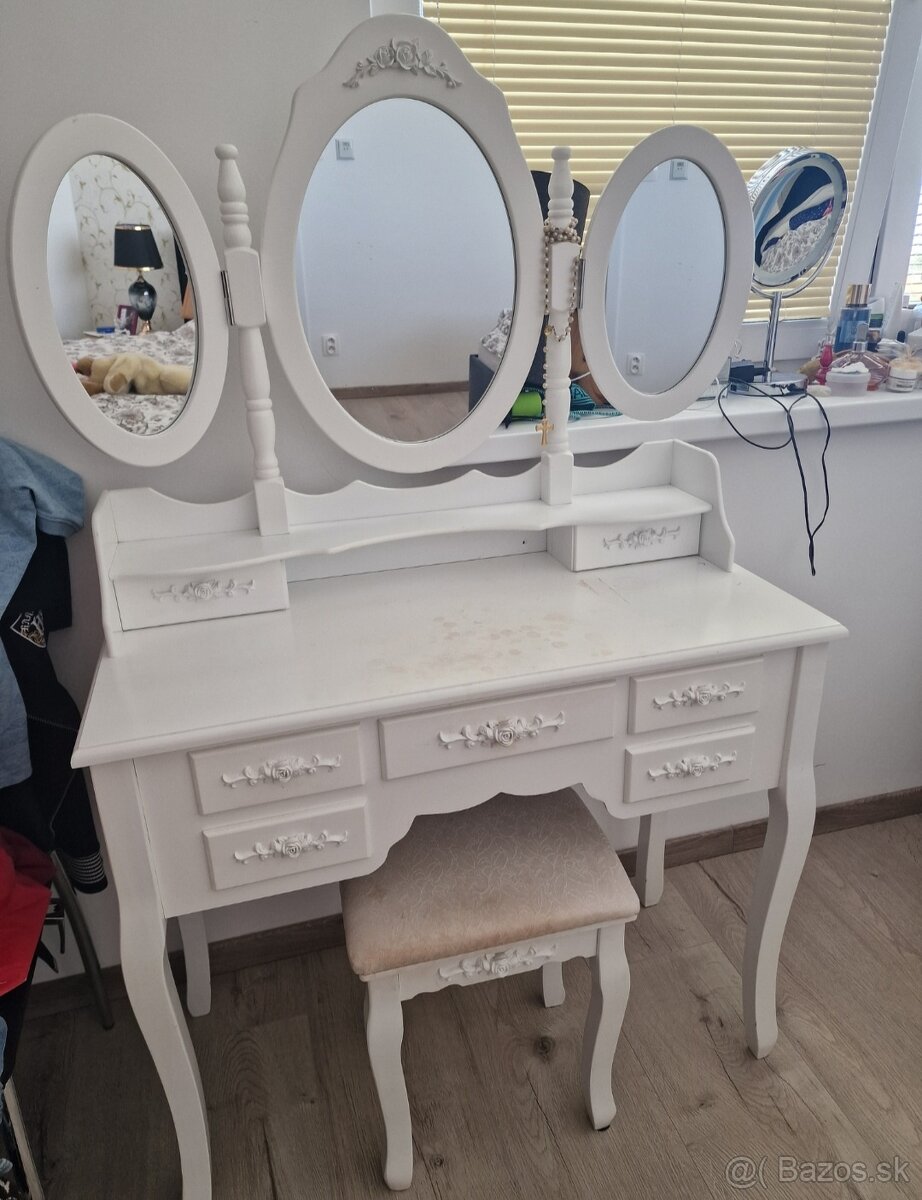 Toaletný stolík s taburetkou