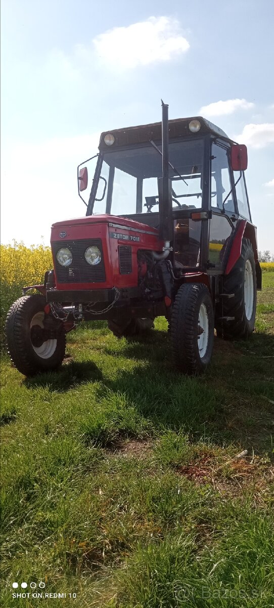 Zetor 7011 s príslušenstvom.