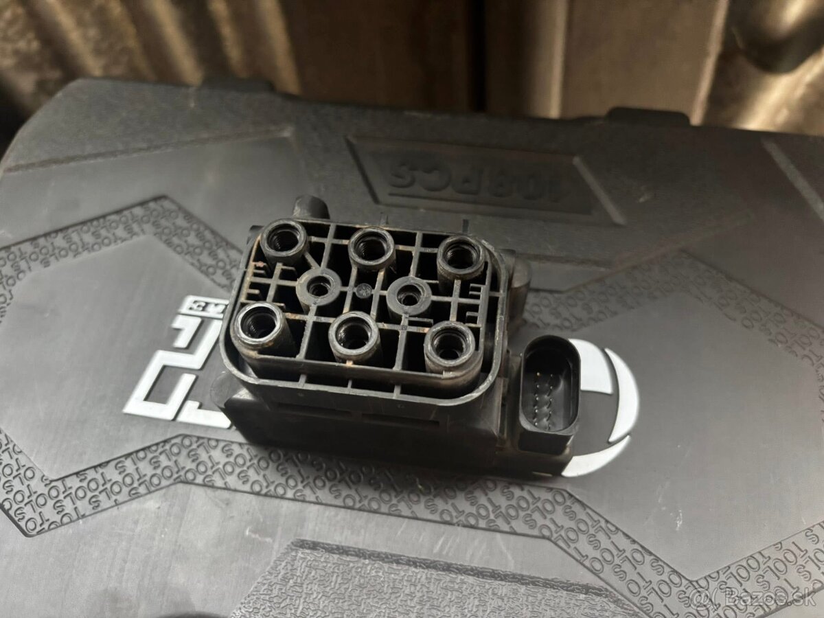 Audi a6c6 Rozdelovač ventilového bloku pre vzduch.podvozok