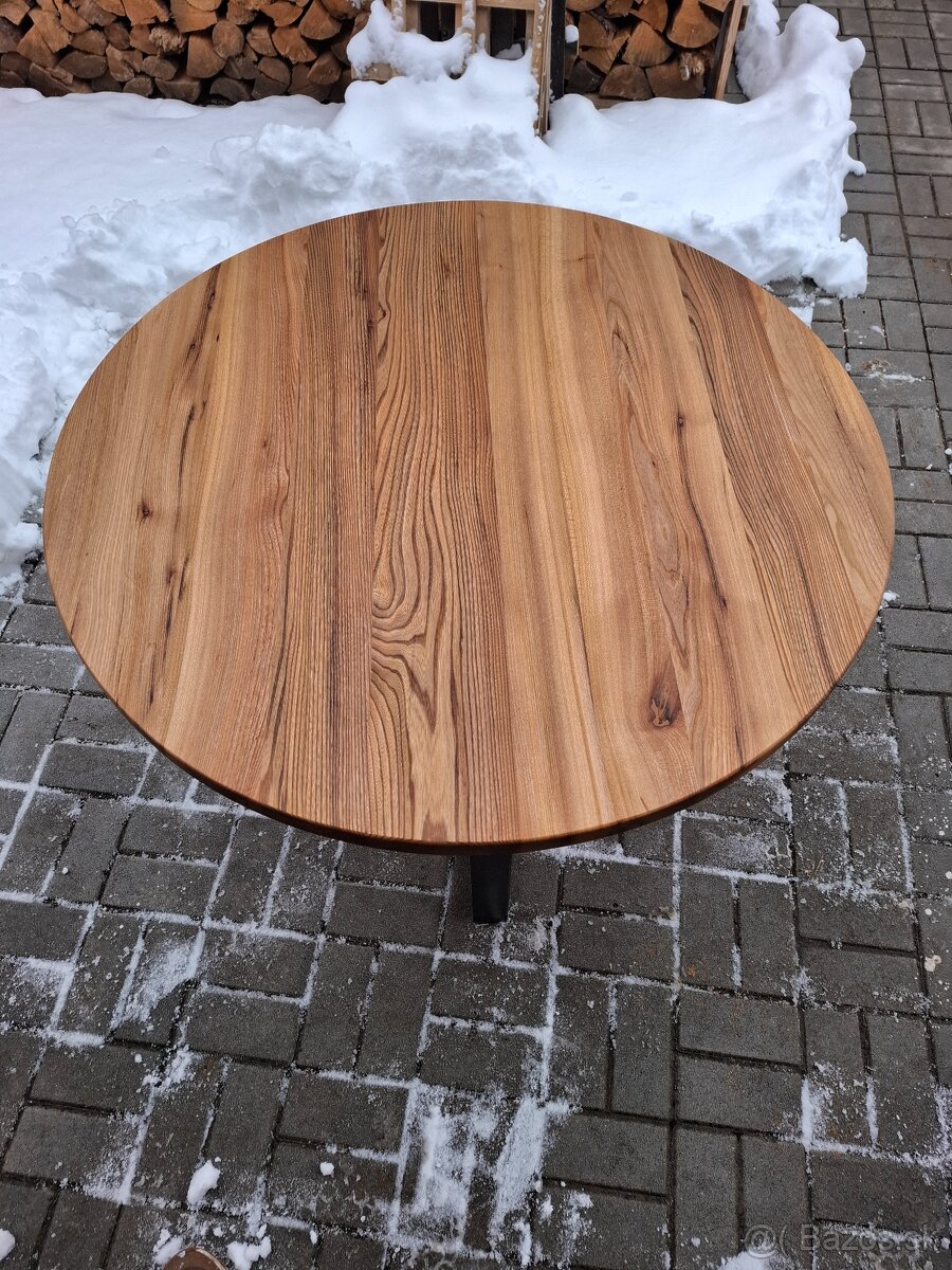 Okruhly jedálenský stôl