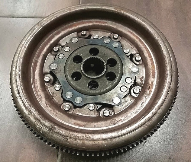 Predám dvojhmotný zotrvačník č. 03G105266BD na viacero model